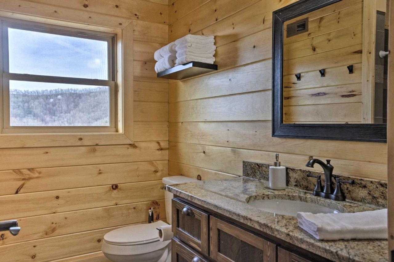 Hilltop Cabin On 5 Acres With Hot Tub And Waterfall! Bryson City Bagian luar foto